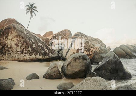 Nahaufnahme der großen Felsbrocken an den Küsten der Baths, einem berühmten Strand in den BVI's; Virgin Gorda, britische Jungferninseln, Karibik Stockfoto