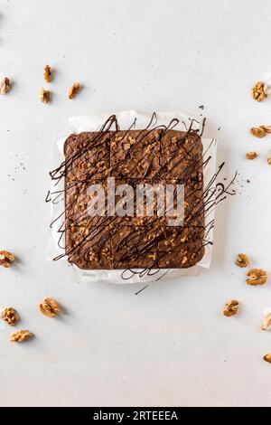 Schokoladenkuchen mit Walnüssen Stockfoto