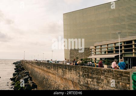 Das Kursaal Conference Center und Auditorium neben dem Strand Zurriola, Stadt Donostia, Baskenland - september 2023. Hochwertige Fotos Stockfoto