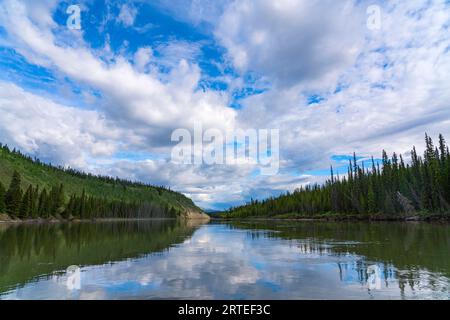 Ruhige Bedingungen auf dem Yukon River schaffen die perfekte Umgebung für eine Reflexion an einem schönen Sommerabend im Yukon Stockfoto