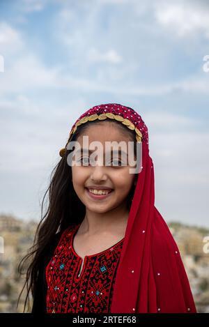 Porträt eines jordanischen Mädchens in traditioneller Kleidung namens Tawb, Amman, Jordanien Stockfoto