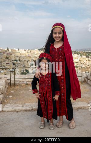 Porträt zweier jordanischer Mädchen in traditioneller Kleidung namens Tawb, Amman, Jordanien Stockfoto