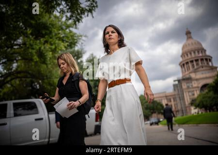 Austin, USA. September 2023. Die Außenministerin Annalena Baerbock (Bündnis90/die Grünen) geht nach Gesprächen mit texanischem Gouverneur Abbott vor dem Kapitol in Austin neben ihrer Sprecherin Kathrin Desiree Deschauer. Baerbock bleibt während ihrer US-Reise in Texas und Washington, bevor sie zur UN-Generalversammlung nach New York reist. Quelle: Michael Kappeler/dpa/Alamy Live News Stockfoto