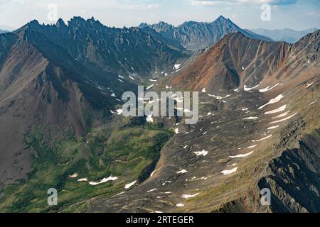 Aus der Vogelperspektive auf die Tombstone Range entlang des Dempster Highway im Yukon Territory; Yukon, Kanada Stockfoto