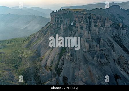 Aus der Vogelperspektive auf die Tombstone Range entlang des Dempster Highway im Yukon Territory; Yukon, Kanada Stockfoto