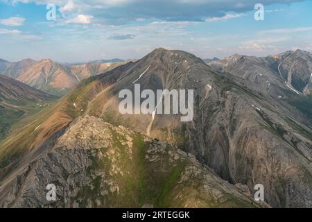 Aus der Vogelperspektive auf die Tombstone Range entlang des Dempster Highway im Yukon Territory; Yukon, Kanada Stockfoto