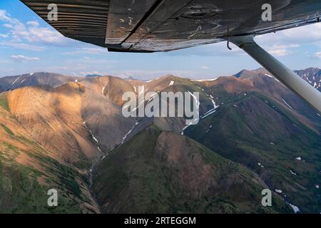 Aus der Vogelperspektive auf die Tombstone Range entlang des Dempster Highway im Yukon Territory; Yukon, Kanada Stockfoto