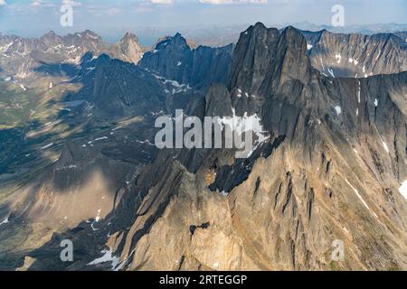 Aus der Vogelperspektive auf die Tombstone Range entlang des Dempster Highway im Yukon Territory; Yukon, Kanada Stockfoto