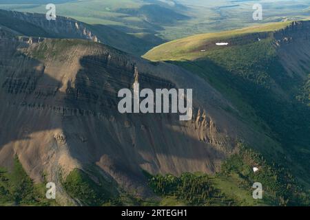 Aus der Vogelperspektive auf die Tombstone Range entlang des Dempster Highway im Yukon Territory; Yukon, Kanada Stockfoto