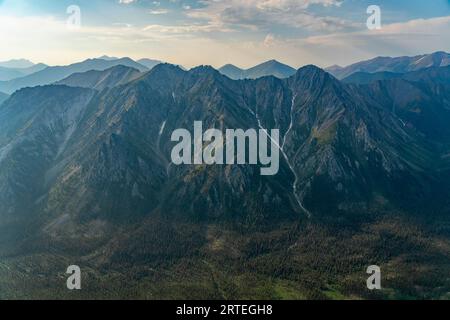 Aus der Vogelperspektive auf die Tombstone Range entlang des Dempster Highway im Yukon Territory; Yukon, Kanada Stockfoto