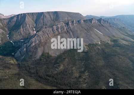 Aus der Vogelperspektive auf die Tombstone Range entlang des Dempster Highway im Yukon Territory; Yukon, Kanada Stockfoto