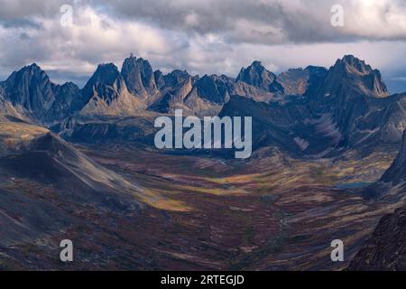 Aus der Vogelperspektive auf die Tombstone Range entlang des Dempster Highway im Yukon Territory; Yukon, Kanada Stockfoto