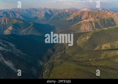 Aus der Vogelperspektive auf die Tombstone Range entlang des Dempster Highway im Yukon Territory; Yukon, Kanada Stockfoto