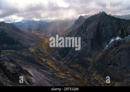 Aus der Vogelperspektive auf die Tombstone Range entlang des Dempster Highway im Yukon Territory; Yukon, Kanada Stockfoto