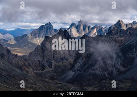 Aus der Vogelperspektive auf die zerklüfteten Gipfel der Tombstone Range im Tombstone Territorial Park entlang des Dempster Highway im Yukon Territory; Yukon, Kanada Stockfoto