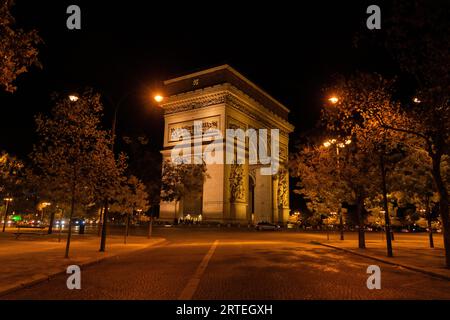 Der Triumphbogen leuchtet nachts in Paris; Paris, Frankreich Stockfoto