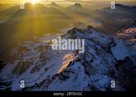 Am frühen Morgen strahlen Sonnenstrahlen über zerklüftete Gipfel in den Dolomiten, einem Gebirgszug in den norditalienischen Alpen; Italien Stockfoto