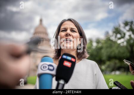 Austin, USA. September 2023. Annalena Baerbock (Bündnis90/die Grünen), Außenministerin, spricht mit Reportern nach einem Treffen mit texanischem Gouverneur Abbott vor dem Austin Capitol. Baerbock bleibt während ihrer US-amerikanischen Reise in Texas und Washington, bevor sie für die nachfolgende UN-Generalversammlung nach New York reist. Quelle: Michael Kappeler/dpa/Alamy Live News Stockfoto