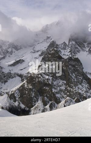 Mont Blanc, von Aiguille du Midi aus gesehen, mit Wolken, die die Berggipfel verdecken; Chamonix, Frankreich Stockfoto