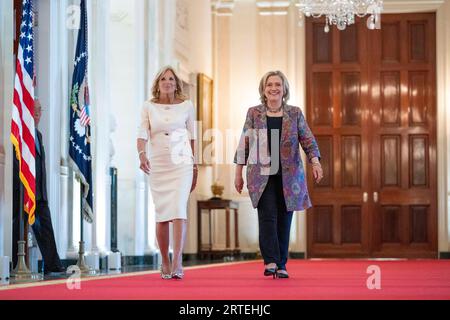 Washington, Usa. September 2023. First Lady Jill Biden und die ehemalige Außenministerin Hillary Rodham Clinton treffen am Dienstag, den 12. September 2023, zu einer Veranstaltung ein, um die 2023 Praemium Imperiale Laureates im East Room des Weißen Hauses in Washington, DC, zu feiern. Der Praemium Imperiale ist ein weltweiter Kunstpreis, der jährlich von der Japan Art Association für lebenslange Kunstwerke vergeben wird. Die Premium Imperiale Laureates wurden erstmals 1994 im Weißen Haus von den Clintons gefeiert. Foto von Bonnie Cash/UPI Credit: UPI/Alamy Live News Stockfoto