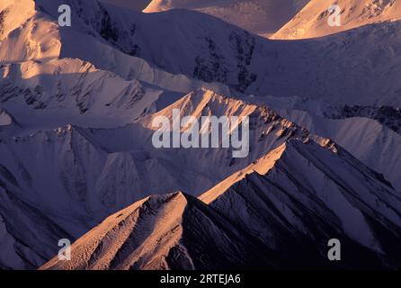 Schneebedeckte Gipfel und Grate des Mount Denali im Denali National Park and Preserve; Alaska, USA Stockfoto