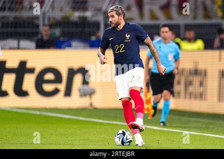 DORTMUND, DEUTSCHLAND - 12. SEPTEMBER: Theo Hernandez aus Frankreich läuft mit dem Ball während des internationalen Freundschaftsspiels zwischen Deutschland und Frankreich im Signal Iduna Park am 12. September 2023 in Dortmund. (Foto: Joris Verwijst/BSR Agency) Stockfoto