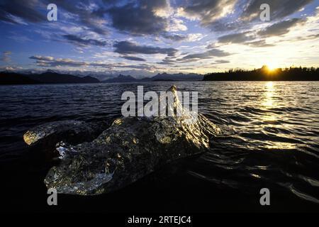 Iceberg leuchtet im Licht der aufgehenden Sonne im Prince William Sound, Alaska, USA, Alaska, USA Stockfoto