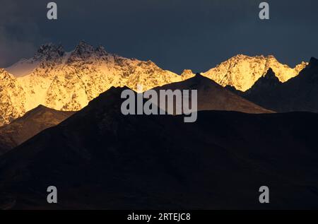 Sonnenuntergangslicht auf den Bergen im Chugach State Park, Alaska, USA; Alaska, Vereinigte Staaten von Amerika Stockfoto