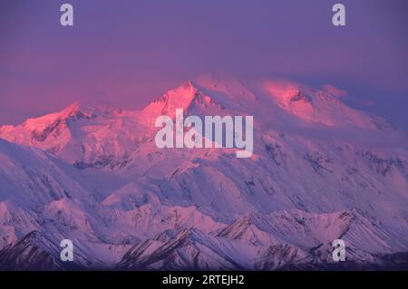 Sonnenaufgangslicht leuchtet auf dem Mount Denali, Denali National Park and Preserve, Alaska, USA; Alaska, USA Stockfoto