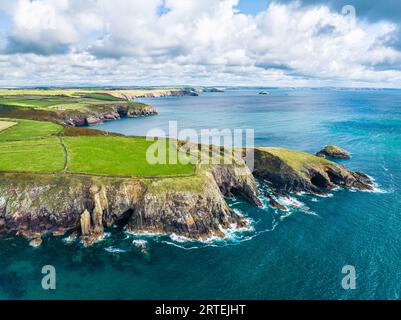 Klippen über Caerfai Beach und Bay von einer Drohne, St Davids, Haverfordwest, Wales, England Stockfoto