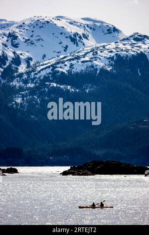 Kajakfahren in Mendenhall Lake, Alaska, USA; Juneau, Alaska, Vereinigte Staaten von Amerika Stockfoto