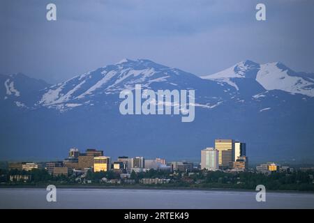 Downtown Anchorage in der Dämmerung vom Tony Knowles Coastal Trail, Alaska, USA; Anchorage, Alaska, Vereinigte Staaten von Amerika Stockfoto