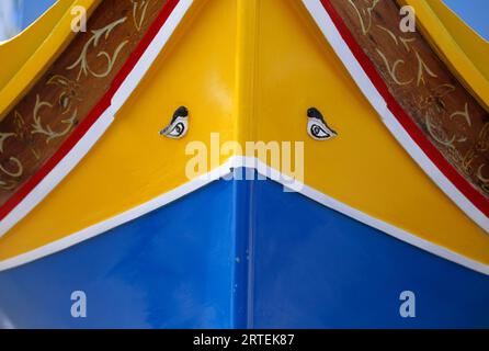 Details der Vorderseite eines bunt bemalten Bootes mit zwei Augen; Koi Samui, Thailand Stockfoto