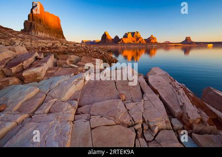 Gregory Butte reflektierte in Last Chance Bay, Lake Powell, Glen Canyon National Recreation Area, Utah, USA; Utah, Vereinigte Staaten von Amerika Stockfoto