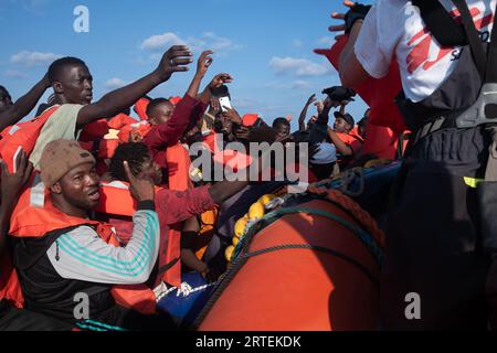 Libyen. Aug. 2023. Das Rettungsteam von MSF verteilt Rettungswesten an 55 Migranten, 27 Meilen vor Libyen im Mittelmeer. Doctors Without Borders führt seine erste Rettung von 55 Menschen bei der Rettungsmission Rotation 36 durch. (Bild: © Ximena Borrazas/SOPA Images via ZUMA Press Wire) NUR REDAKTIONELLE VERWENDUNG! Nicht für kommerzielle ZWECKE! Stockfoto