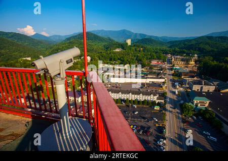 Gatlinburg und Great Smoky Mountains National Park von einer Aussichtsplattform aus; Gatlinburg, Tennessee, Vereinigte Staaten von Amerika Stockfoto
