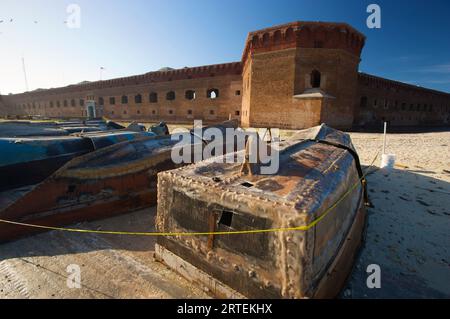 Flüchtlingsboote aus Kuba in Fort Jefferson im Dry Tortugas National Park, Florida, USA; Florida, Vereinigte Staaten von Amerika Stockfoto