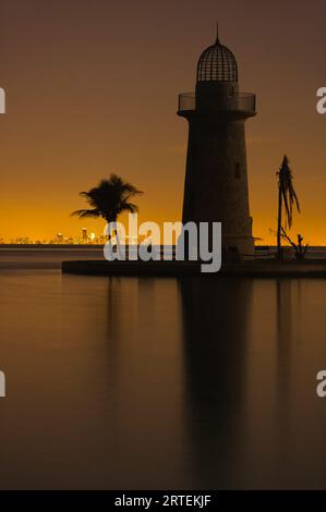 Boca Chita Lighthouse und Palmen zur goldenen Stunde in Boca Chita Key, Biscayne National Park, Florida, USA; Florida, Vereinigte Staaten von Amerika Stockfoto