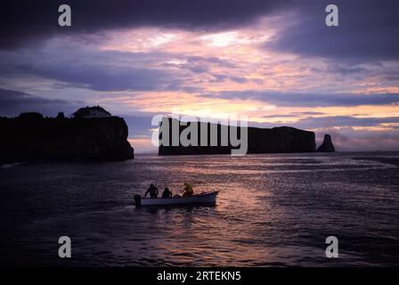 Angeln in der Nähe von Perce Rock bei Sonnenaufgang; Gaspe Peninsula, Quebec, Kanada Stockfoto