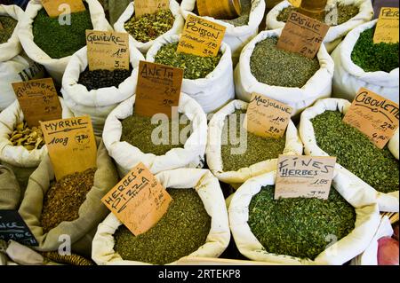 Kräutersäcke auf einem lokalen Markt in Frankreich; Collioure, Pyrenäen Orientales, Frankreich Stockfoto