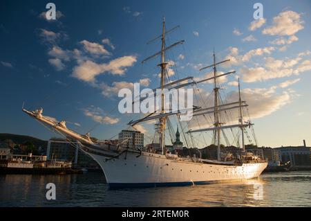 Großschiff legte im Hafen von Bergen an; Bergen, Norwegen Stockfoto