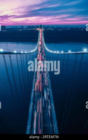 George Washington Bridge über den Hudson River in der Dämmerung; New Jersey, Vereinigte Staaten von Amerika Stockfoto