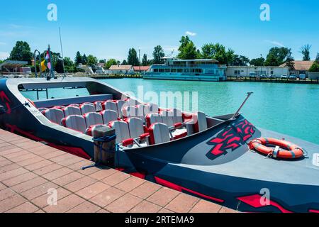 Schnelltour mit dem Boot auf dem Plattensee in der Stadt Siófok, Ungarn Stockfoto