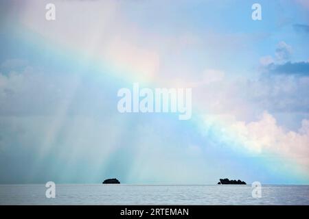 Regenbogen über einer winzigen Insel; Seychellen Stockfoto