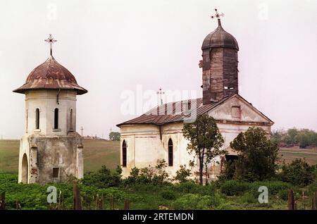 Măgureni, Kreis Calarasi, Rumänien, 1990. Verlassene alte Kirche in einem Dorf in der Nähe von Bukarest. Die Kirche Magureni, ein historisches Denkmal aus dem 17. Jahrhundert, wurde 1983 während der Arbeiten am Donau-Bukarest-Kanal überflutet, ein Projekt des rumänischen Präsidenten N. Ceausescu. Stockfoto