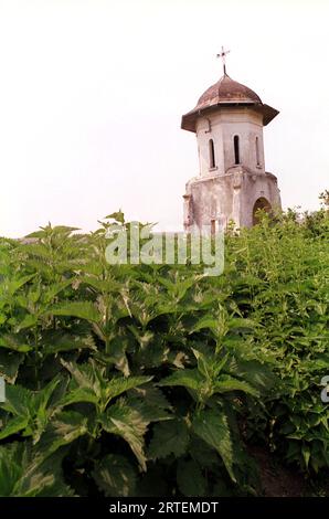 Măgureni, Kreis Calarasi, Rumänien, 1990. Verlassene alte Kirche in einem Dorf in der Nähe von Bukarest. Der Glockenturm der Kirche Magureni, ein historisches Denkmal aus dem 17. Jahrhundert, wurde 1983 während der Arbeiten am Donau-Bukarest-Kanal überflutet, ein Projekt des rumänischen Präsidenten N. Ceausescu. Stockfoto