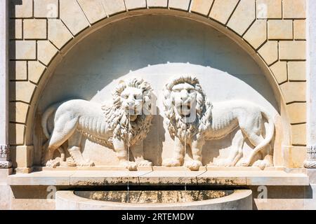 Brunnen mit Löwen in den Gärten des Festetics Palace in Keszthely, Ungarn. Stockfoto