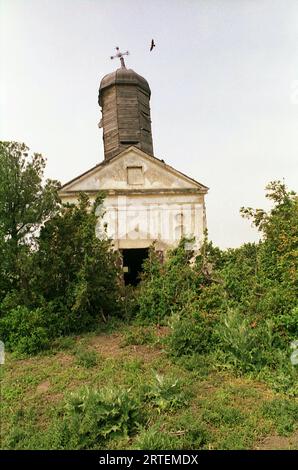 Măgureni, Kreis Calarasi, Rumänien, 1990. Verlassene alte Kirche in einem Dorf in der Nähe von Bukarest. Die Kirche Magureni, ein historisches Denkmal aus dem 17. Jahrhundert, wurde 1983 während der Arbeiten am Donau-Bukarest-Kanal überflutet, ein Projekt des rumänischen Präsidenten N. Ceausescu. Stockfoto