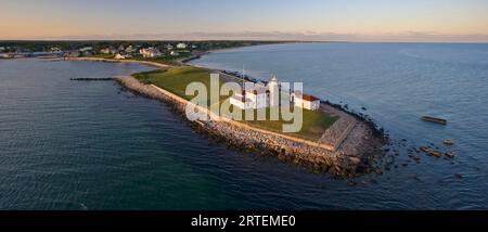 Aus der Vogelperspektive des Watch Hill Lighthouse bei Sonnenuntergang auf Rhode Island, USA; Rhode Island, Vereinigte Staaten von Amerika Stockfoto