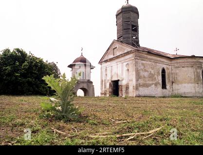 Măgureni, Kreis Calarasi, Rumänien, 1990. Verlassene alte Kirche in einem Dorf in der Nähe von Bukarest. Die Kirche Magureni, ein historisches Denkmal aus dem 17. Jahrhundert, wurde 1983 während der Arbeiten am Donau-Bukarest-Kanal überflutet, ein Projekt des rumänischen Präsidenten N. Ceausescu. Stockfoto